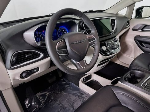 Certified 2024 Chrysler Pacifica Touring-L image 16