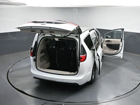 Used 2023 Chrysler Pacifica Touring-L image 45