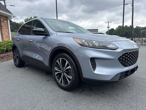 Used 2022 Ford Escape SE w/ SE Sport Appearance Package image 5