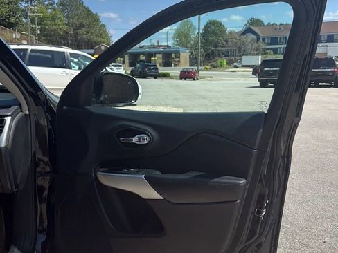 Used 2017 Jeep Cherokee Overland w/ Technology Group image 9