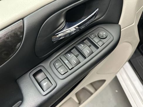 Used 2019 Dodge Grand Caravan SE FWD image 17