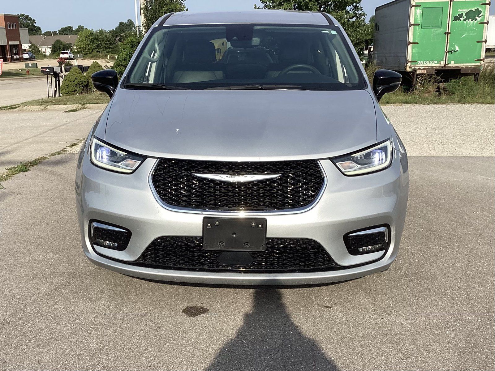Used 2024 Chrysler Pacifica Touring-L FWD image 2