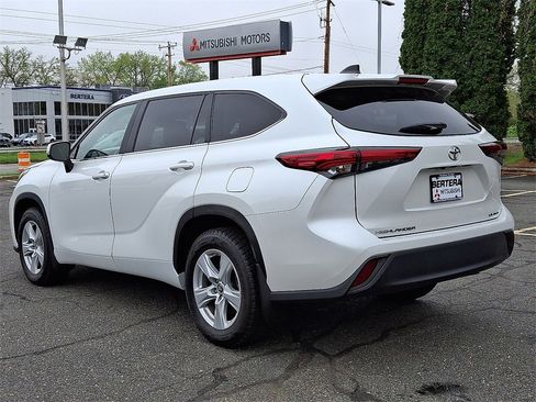 Used 2023 Toyota Highlander LE image 4