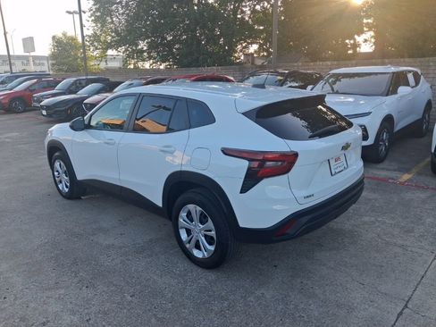 Used 2025 Chevrolet Trax LS FWD image 8