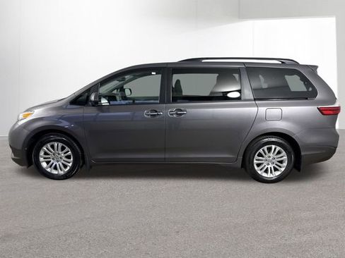 Used 2017 Toyota Sienna XLE image 31