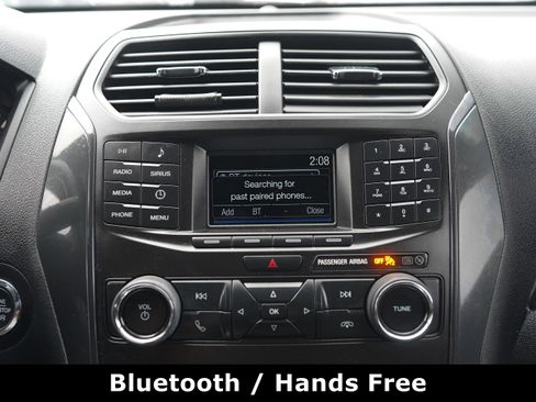 Used 2019 Ford Explorer XLT image 28