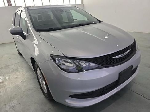 Used 2023 Chrysler Voyager LX FWD image 3