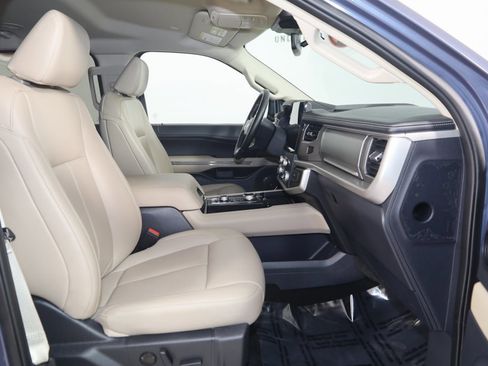 Used 2022 Ford Expedition XLT image 12