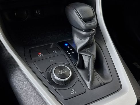 Used 2019 Toyota RAV4 LE image 14