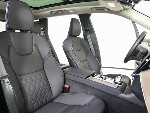 Certified 2025 Volvo XC90 B6 Plus image 25