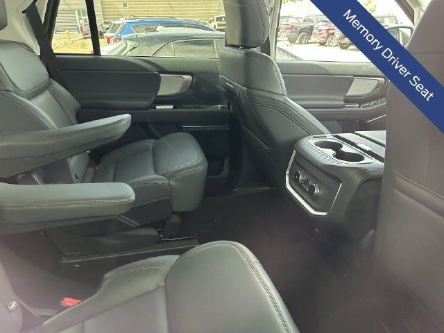Used 2025 Ford Expedition Active AWD/4WD image 14