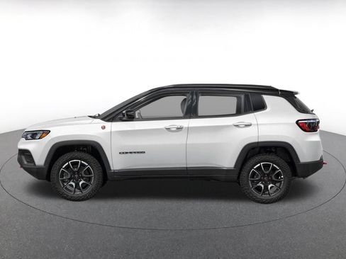 Used 2025 Jeep Compass Trailhawk AWD/4WD image 3