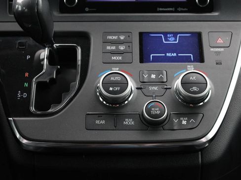 Used 2019 Toyota Sienna SE image 21