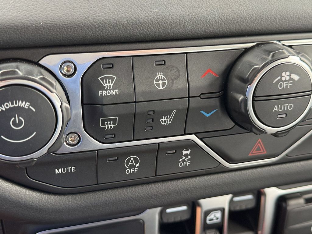 Used 2026 Jeep Wrangler Unlimited Sahara AWD/4WD image 19