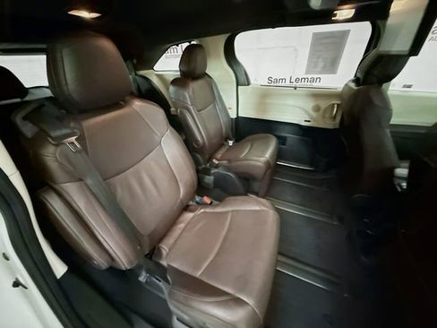 Used 2021 Toyota Sienna Platinum image 30