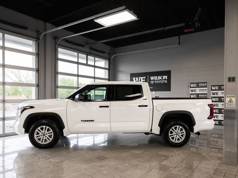 Used 2022 Toyota Tundra SR5 w/ SR5 Convenience Package AWD/4WD image 1