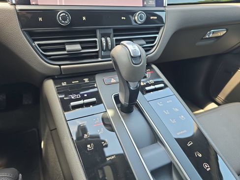 Used 2025 Porsche Macan AWD/4WD image 18