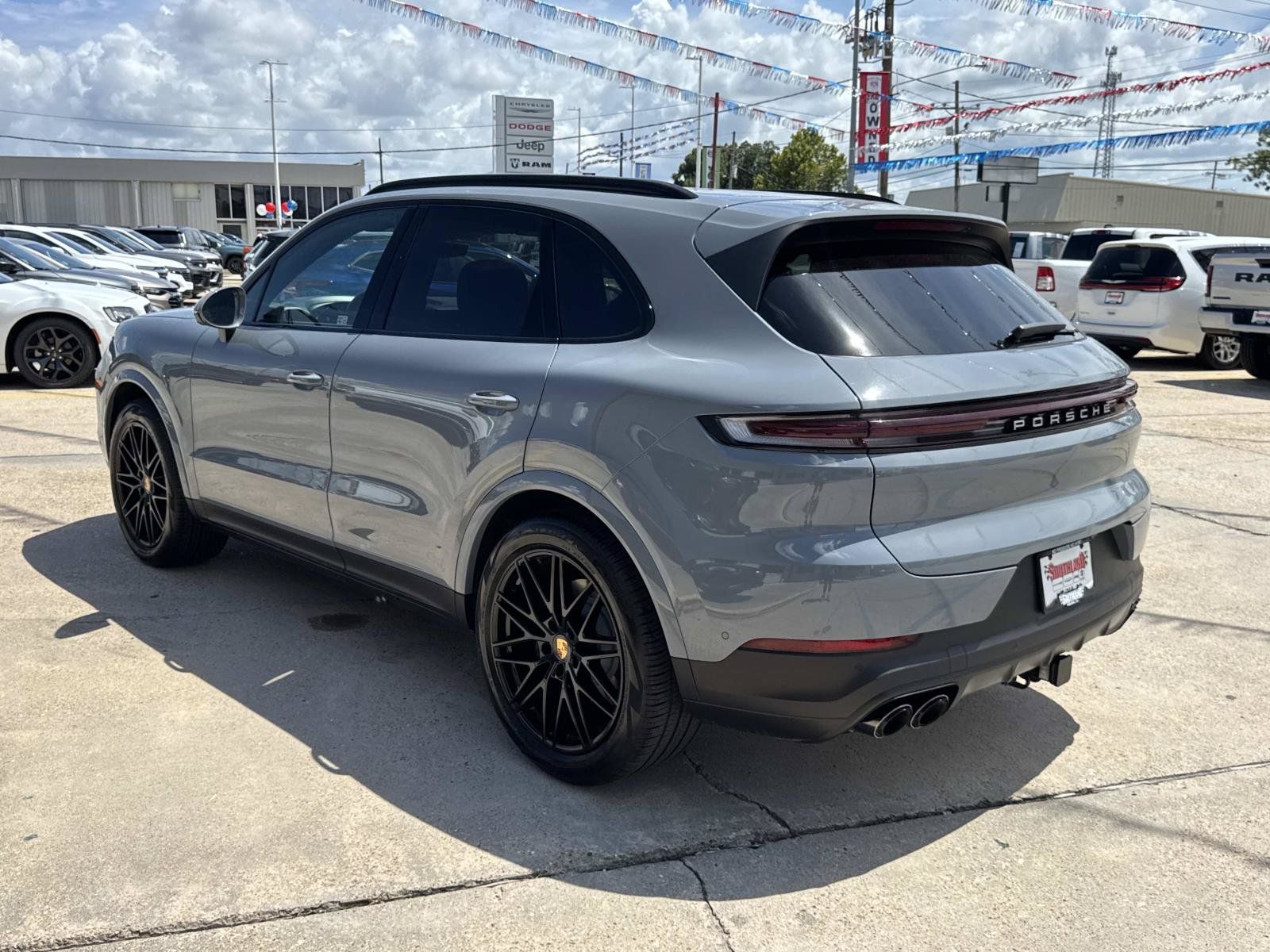 Used 2024 Porsche Cayenne AWD/4WD image 5