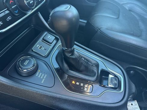 Used 2019 Jeep Cherokee Limited image 30