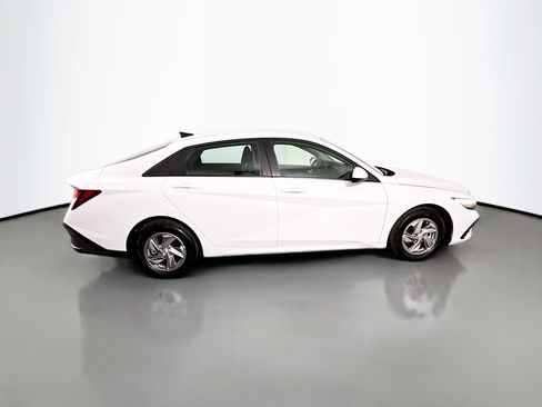 Used 2025 Hyundai Elantra SE FWD image 11