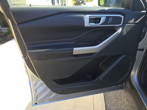 Used 2021 Ford Explorer XLT w/ Equipment Group 202A image 10