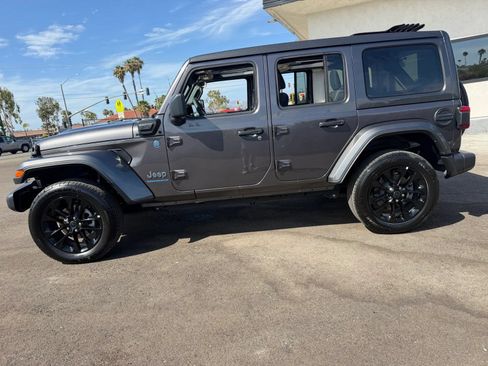 Used 2025 Jeep Wrangler Unlimited Sahara w/ Safety Group AWD/4WD image 8