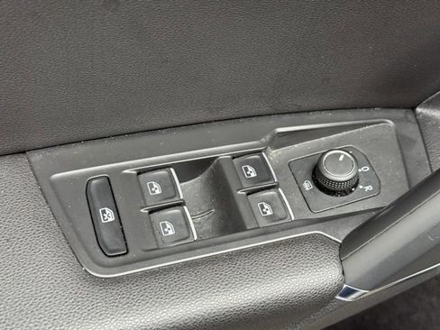 Used 2020 Volkswagen Tiguan SE image 10