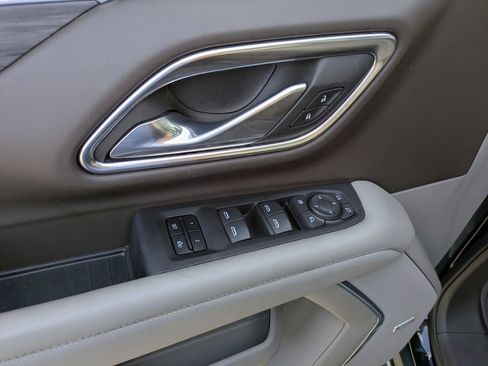 Used 2023 GMC Yukon XL SLT w/ SLT Premium Package image 10