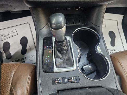 Used 2019 Toyota Highlander Limited Platinum FWD image 36
