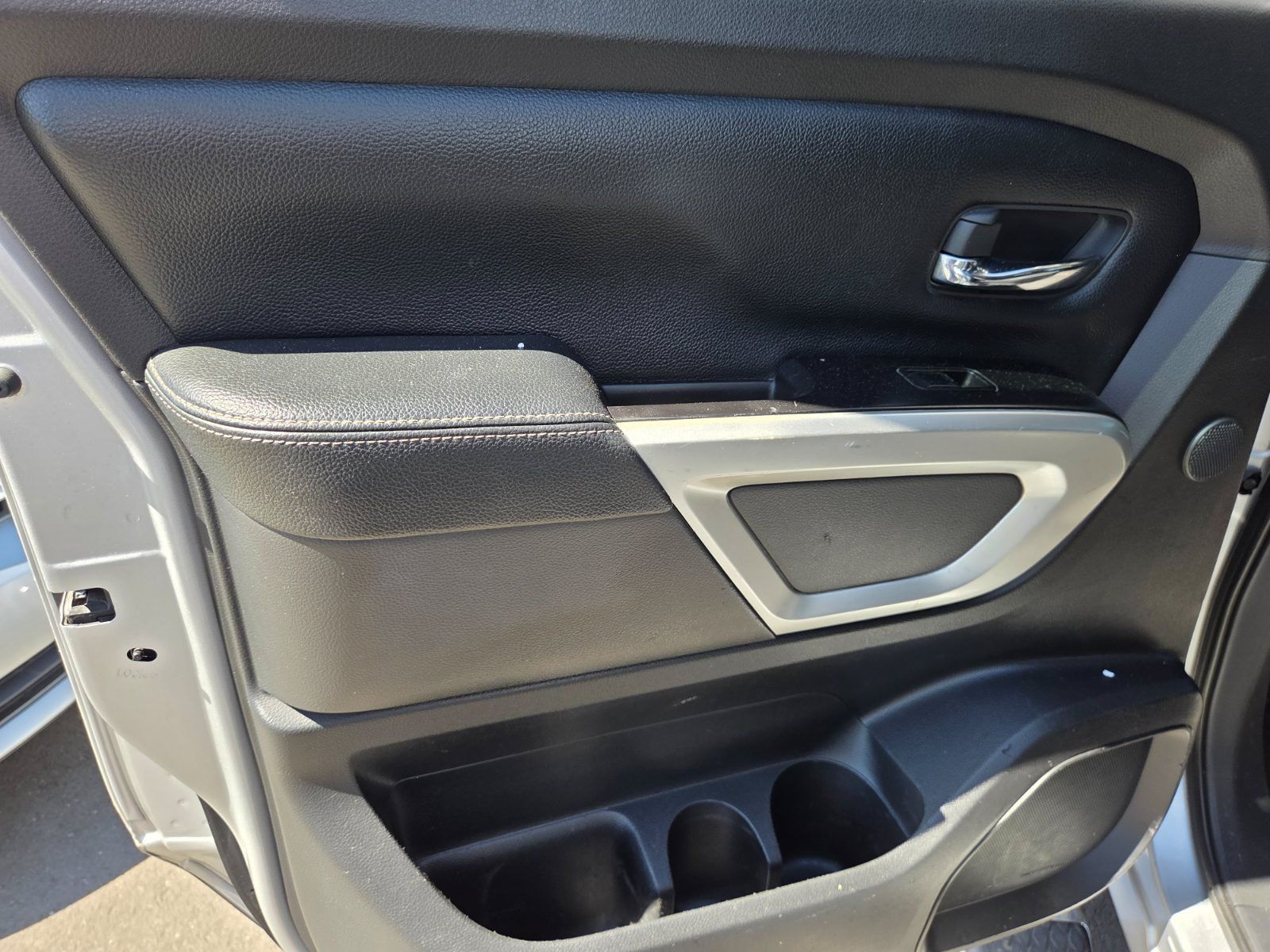 Used 2019 Nissan Titan PRO-4X w/ Pro-4x Convenience Package AWD/4WD image 10