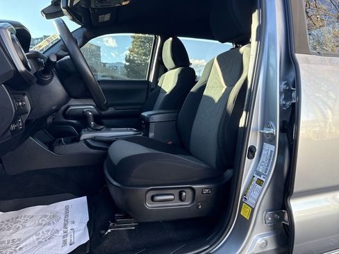 Used 2022 Toyota Tacoma TRD Off-Road image 11