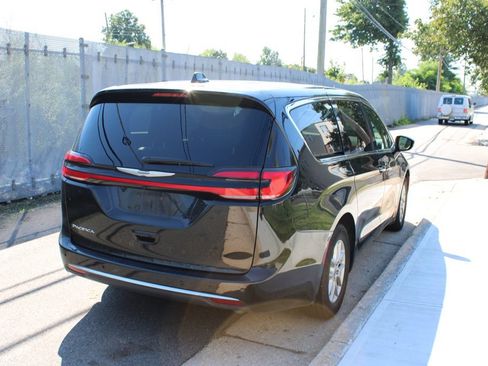 Used 2025 Chrysler Pacifica Select FWD image 5