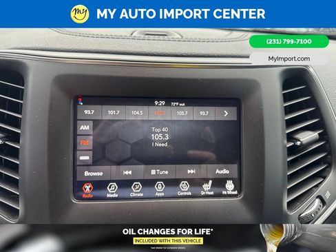 Used 2019 Jeep Cherokee Latitude Plus w/ Cold Weather Group AWD/4WD image 17
