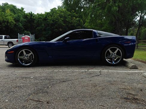 Used 2005 Chevrolet Corvette Coupe w/ Preferred Equipment Group RWD image 7