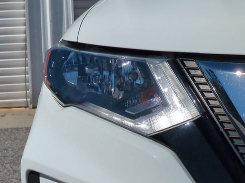 Used 2017 Nissan Rogue SV w/ SV Premium Package image 10