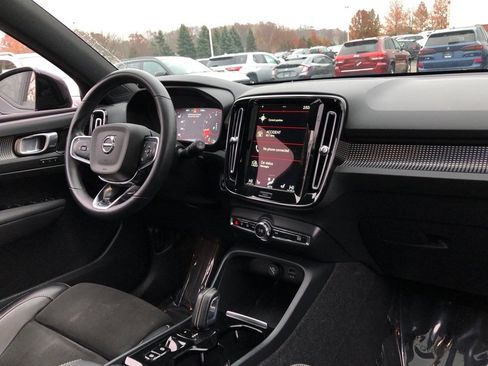 Used 2022 Volvo XC40 T5 R-Design w/ Advanced Package image 18