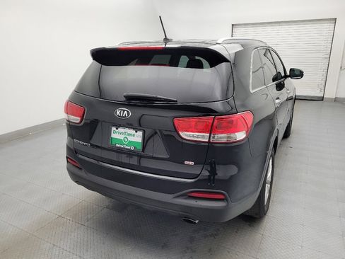 Used 2017 Kia Sorento LX image 7