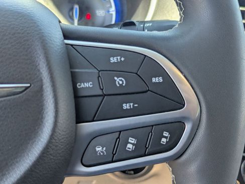 Used 2023 Chrysler Pacifica Touring-L image 26