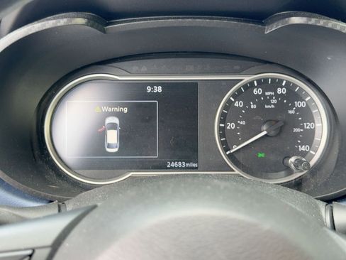 Used 2025 Nissan Versa SV image 9