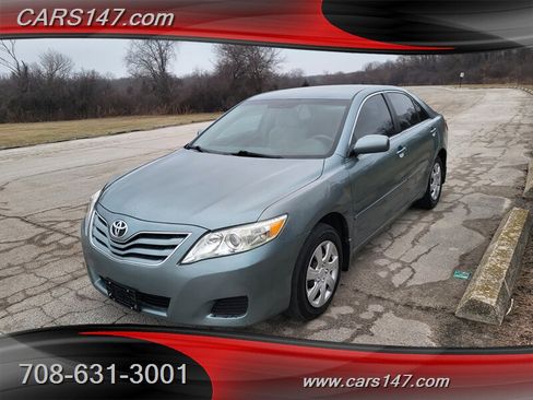 Used 2010 Toyota Camry LE image 1
