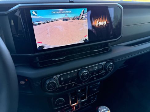 Used 2025 Jeep Gladiator Mojave w/ Convenience Group image 16