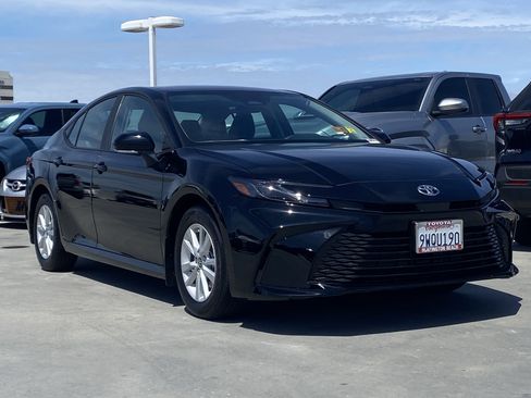 Used 2026 Toyota Camry LE w/ Convenience Package FWD image 2