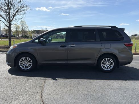 Used 2017 Toyota Sienna XLE FWD image 6