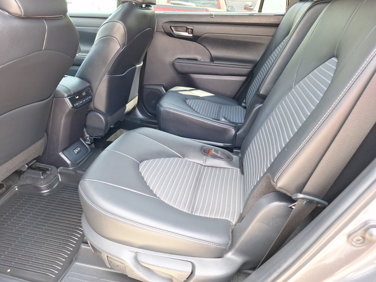 Used 2024 Toyota Highlander XSE AWD/4WD image 30