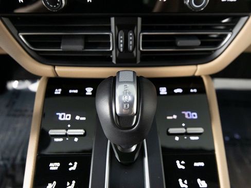 Certified 2025 Porsche Macan image 27