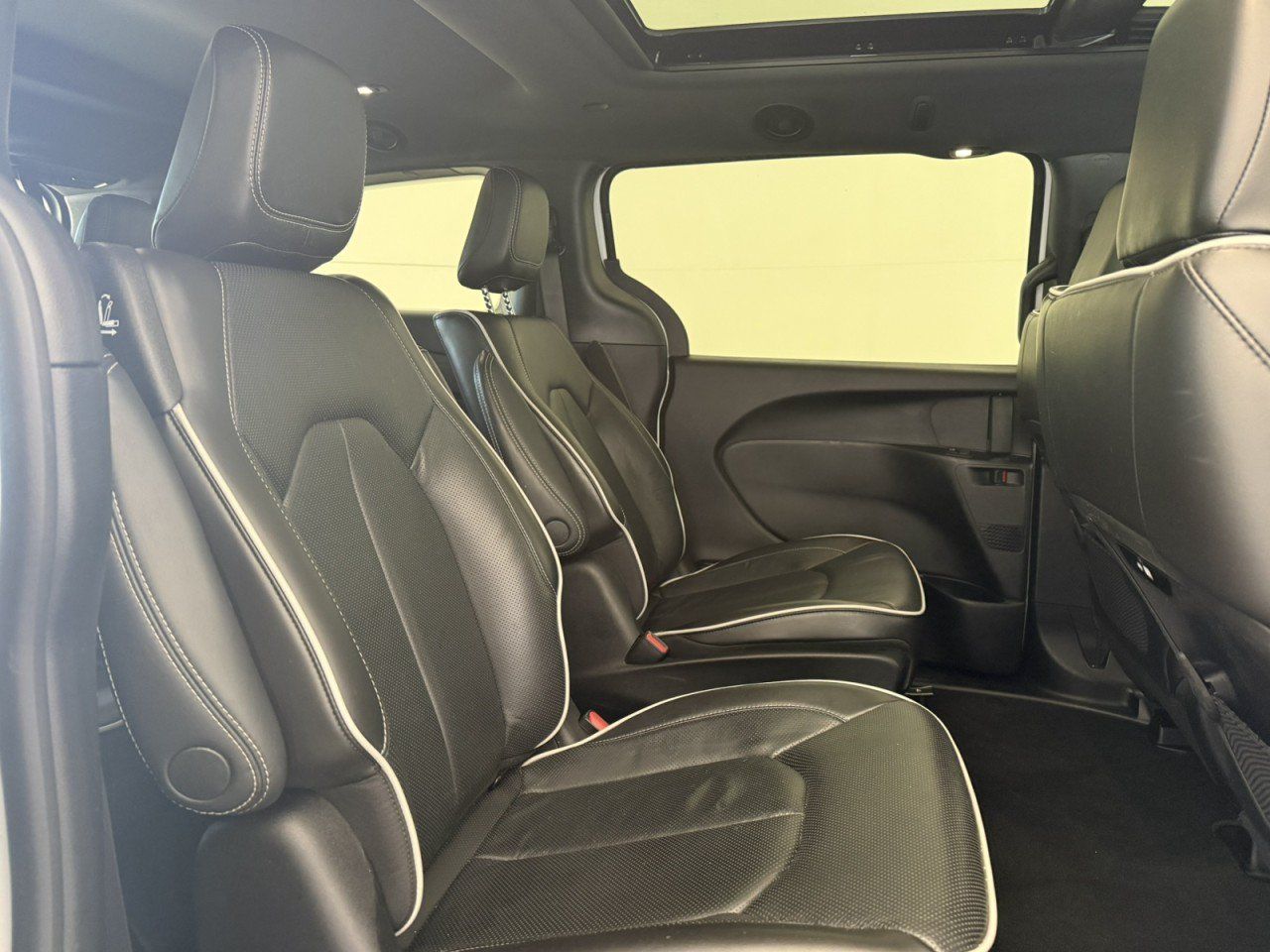 Used 2023 Chrysler Pacifica Limited w/ S Appearance Package FWD image 14