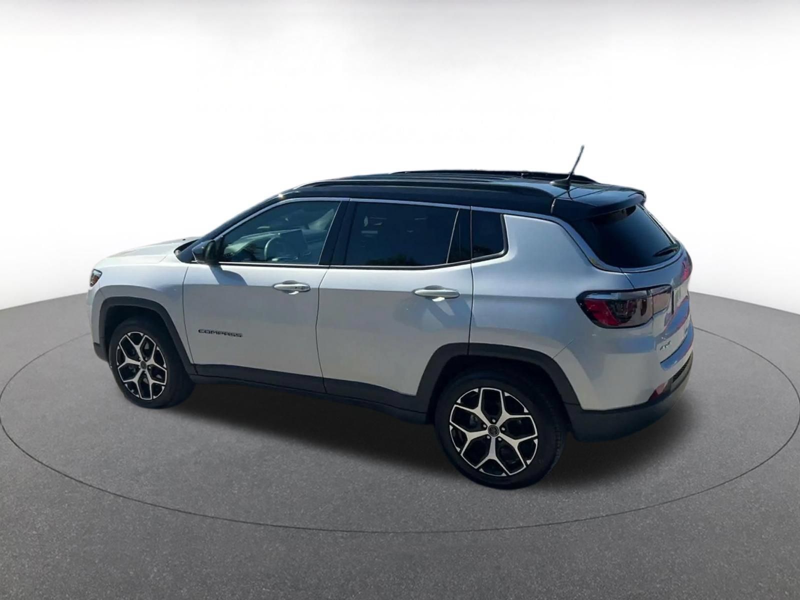 Used 2025 Jeep Compass Limited AWD/4WD image 9