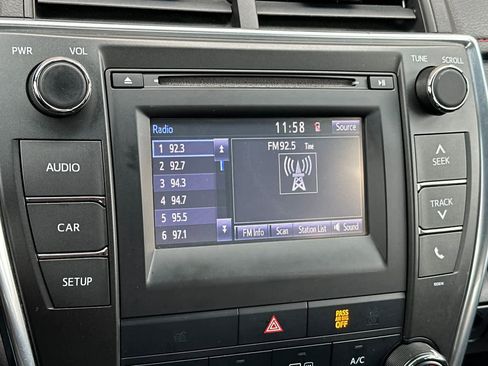 Used 2017 Toyota Camry SE image 19