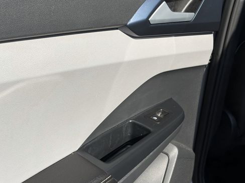 Used 2024 Volkswagen Taos SE image 30