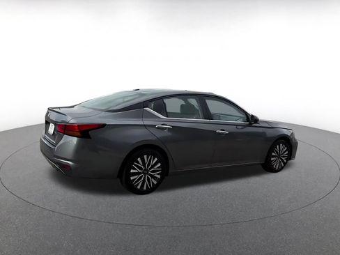 Used 2025 Nissan Altima 2.5 SV FWD image 11